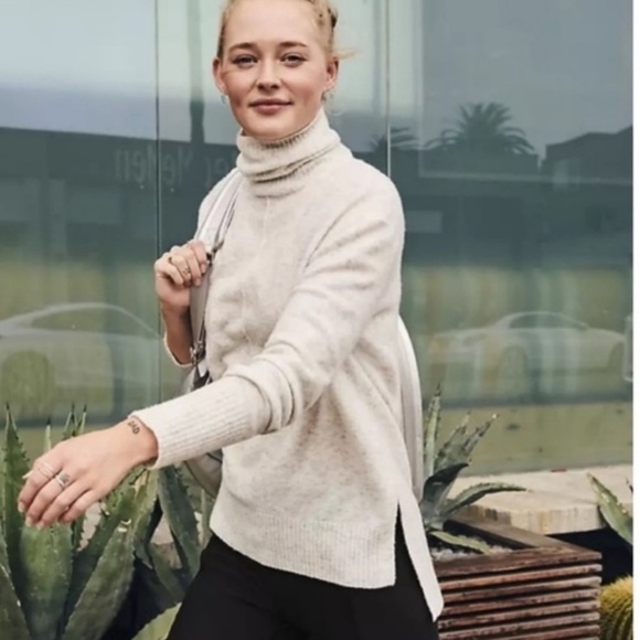 Athleta women’s transit merino wool blend turt sweater size Medium - Picture 1 of 9